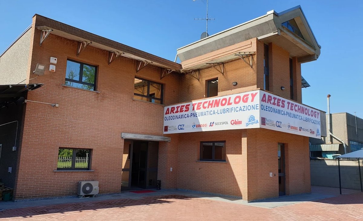 Chi siamo La sede di Aries Technology a Magnago, con insegna e marchi trattati
